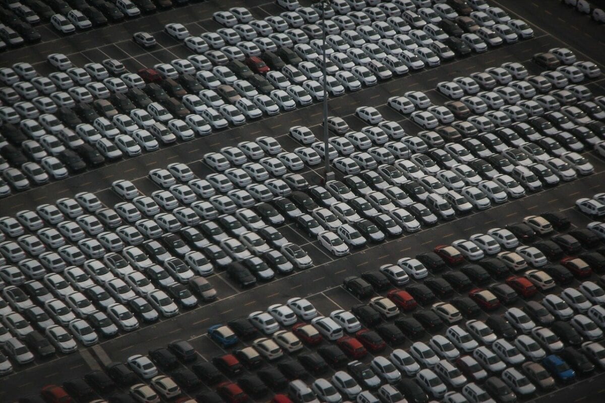 Zahlreiche Autos auf einem großen Parkplatz