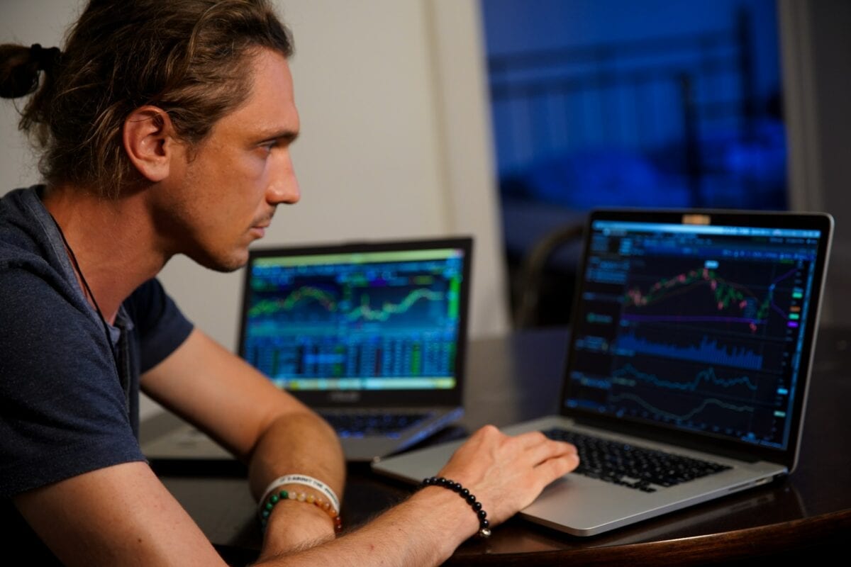 Trader sitzt vor Laptop