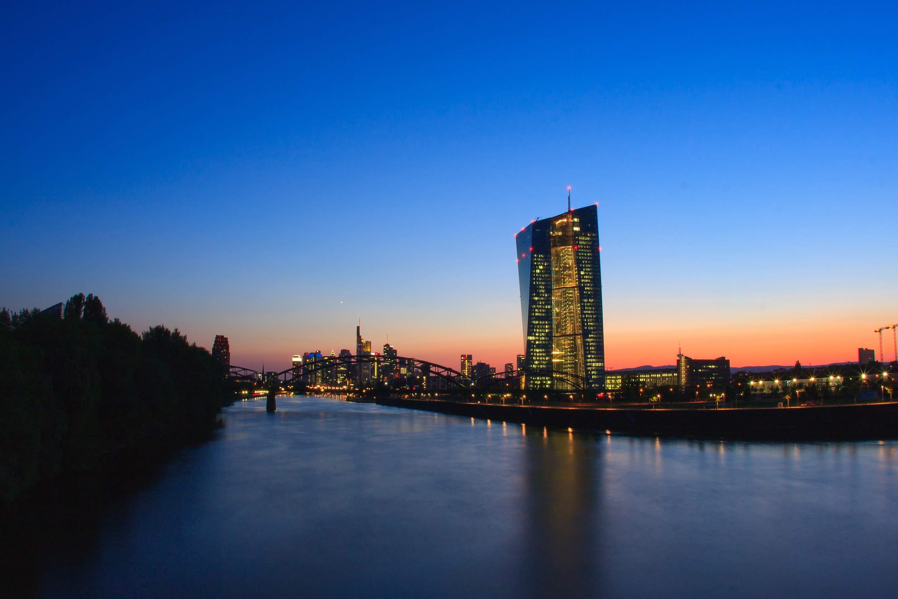 EZB-Tower in Frankfurt - Kritik an der EZB-Politik