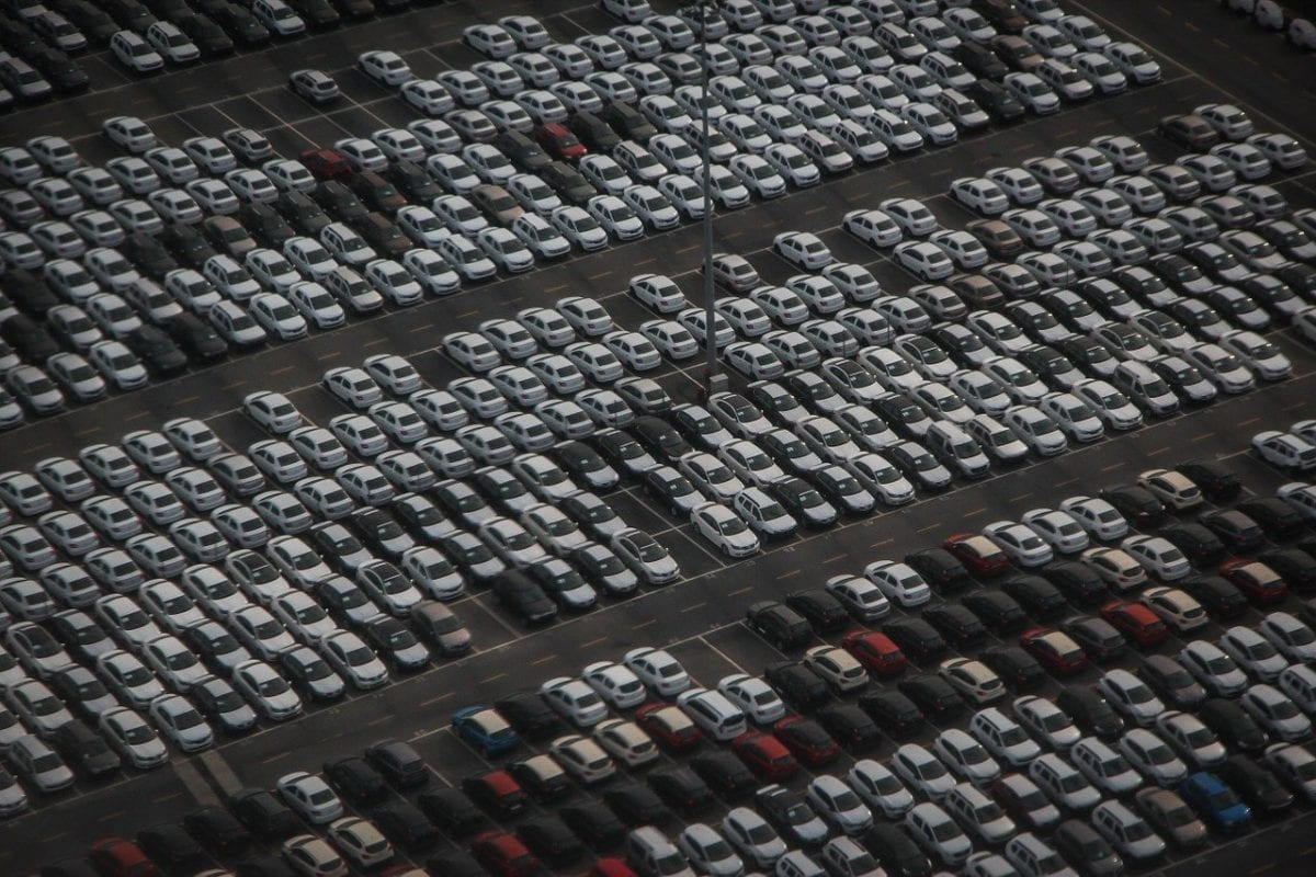 Zahlreiche Autos auf großem Parkplatz