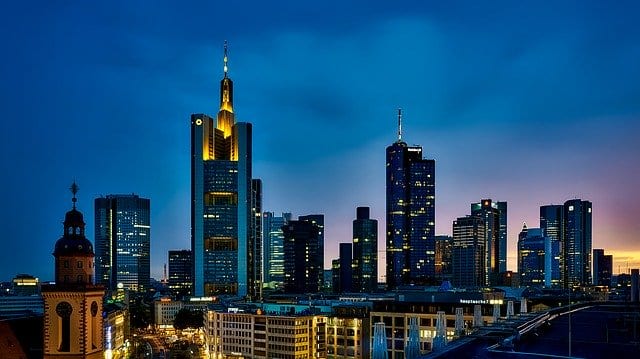 Bankentürme im Frankfurt - Commerzbank-Aktie auf Allzeittief