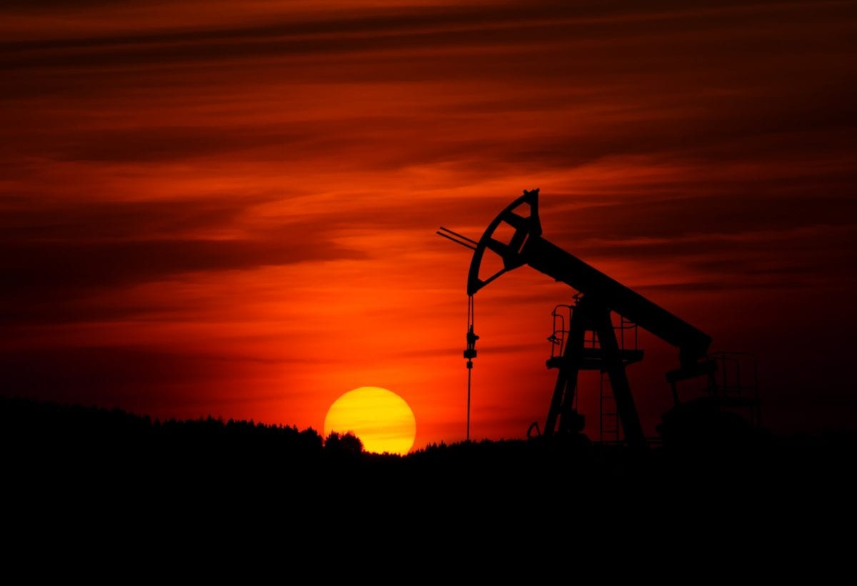 Öl-Quelle vor Sonnenuntergang