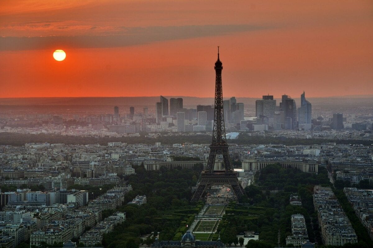 Die Skyline von Paris - Coronavirus trifft ganz Europa hart