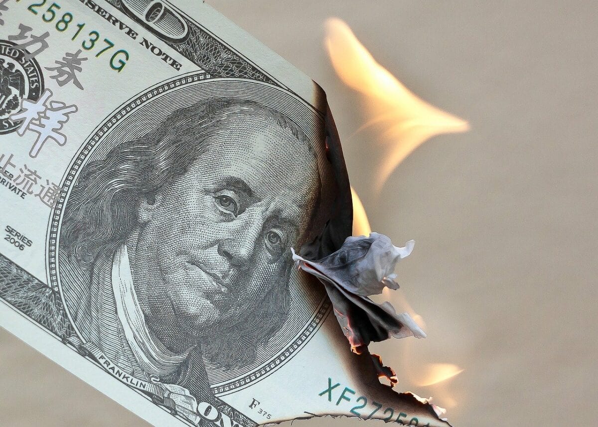 Brennender Dollar-Schein als Zeichen für Inflation