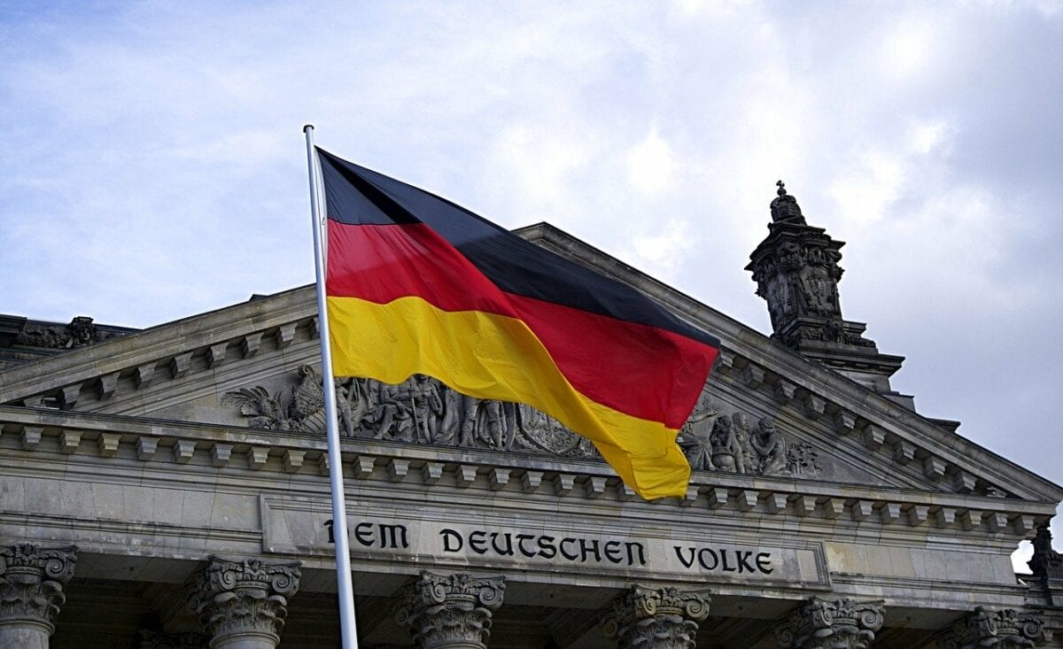 Staatshaftung 100 Prozent für KfW-Kredite - Deutschland-Fahne vor Bundestag