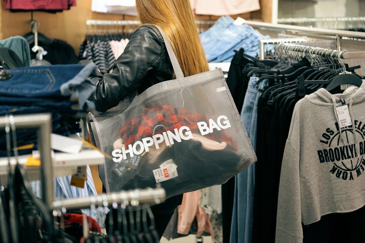 Frau shoppt Bekleidung - Warenhäuser vor riesigen Problemen