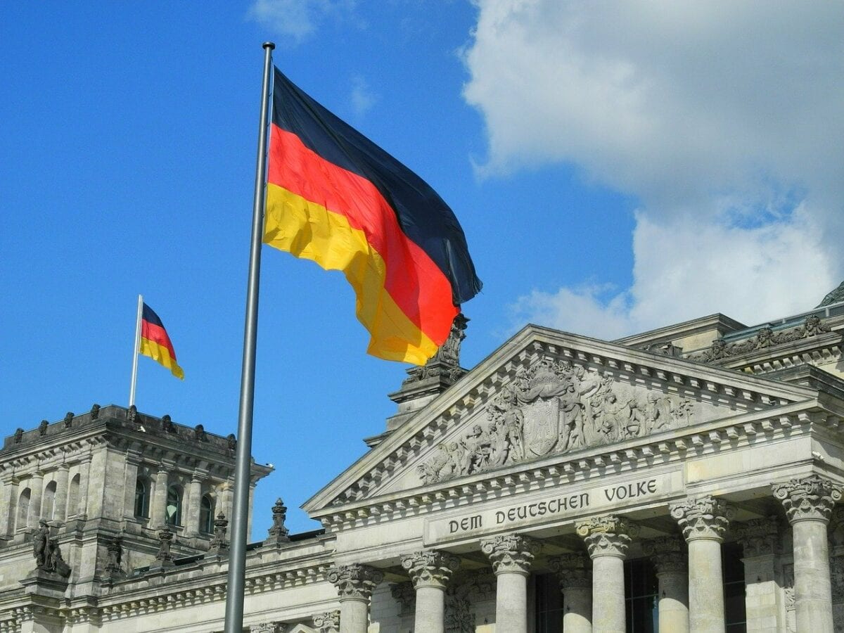 Deutschland-Fahne vor Bundestag - Steuerschätzung veröffentlicht