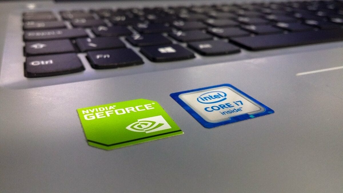 Logos großer Player in der Chipindustrie auf Laptop
