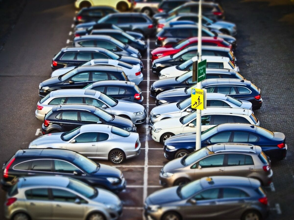Autos auf Parkplatz - Hertz ist pleite, Mietwagen werden nicht nachgefragt