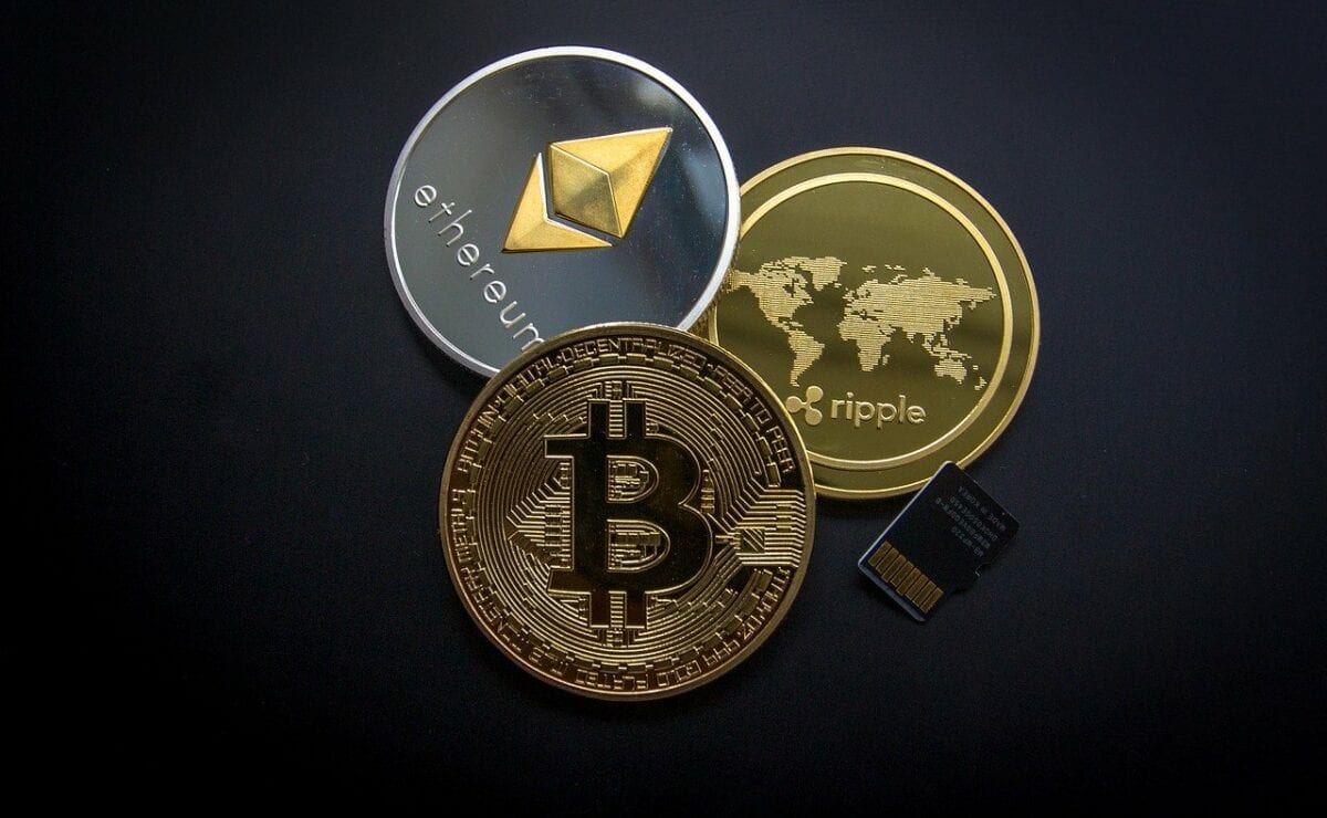 Die drei bekanntesten Kryptowährungen Bitcoin, Ripple und Ethereum