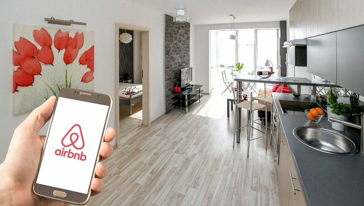 Wohnung mit Smartphone und Airbnb App