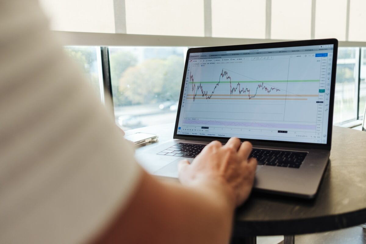 Trader blickt auf Charts auf Laptop