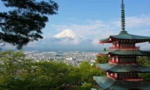 Historischer japanischer Pagoda mit Mount Fuji im Hintergrund, Finanzen, Wirtschaft und asiatische Kultur.