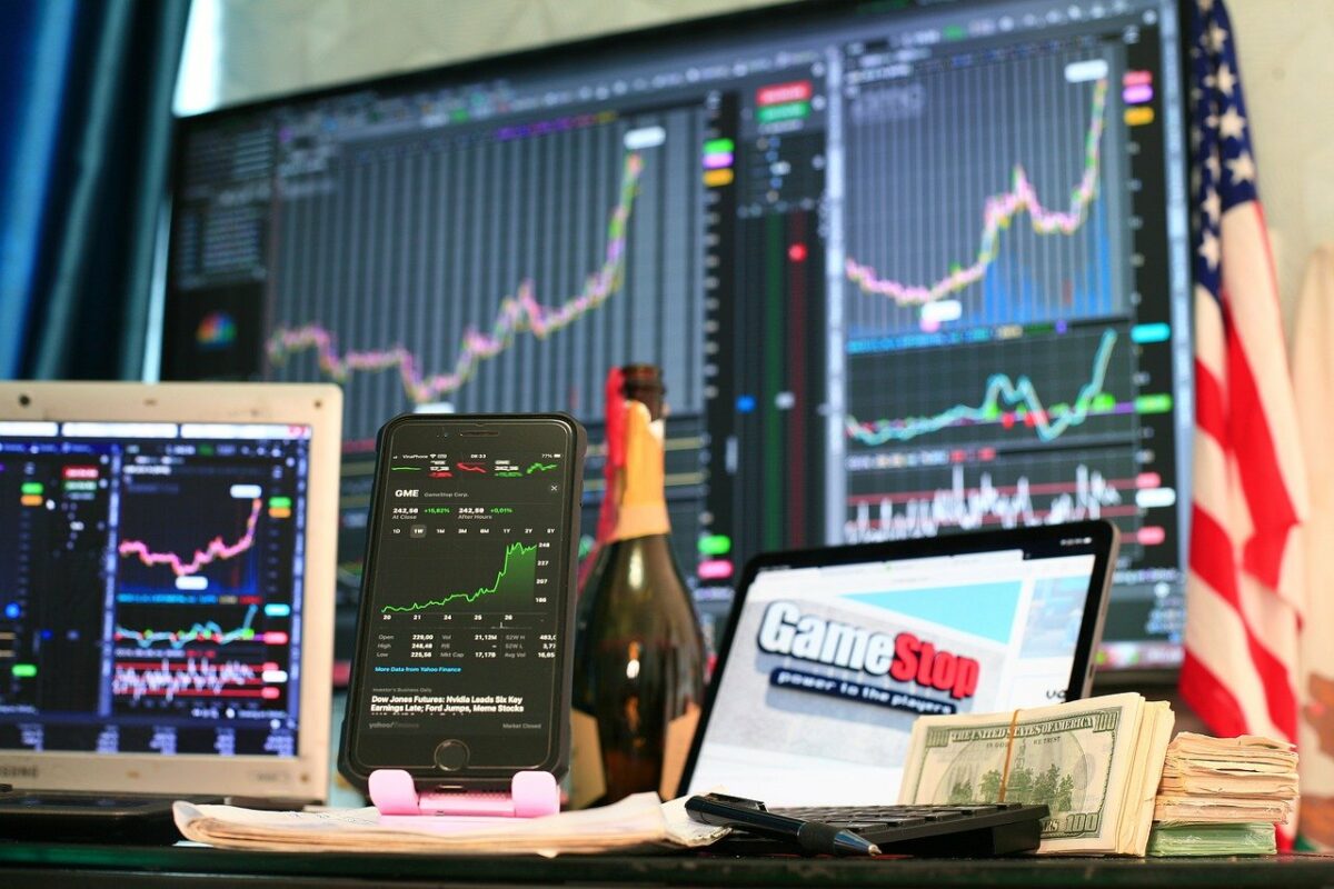 Bildschirme mit Börsenkursen