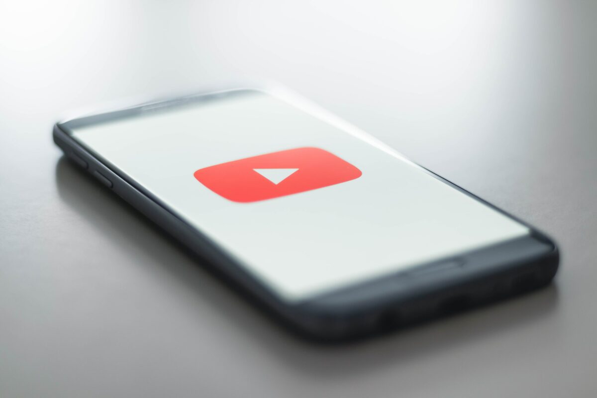 YouTube Logo auf Smartphone