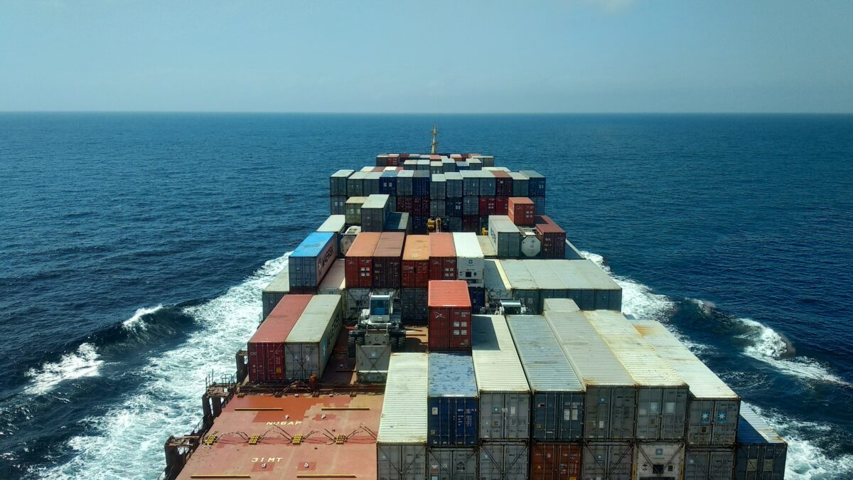Containerschiff auf hoher See