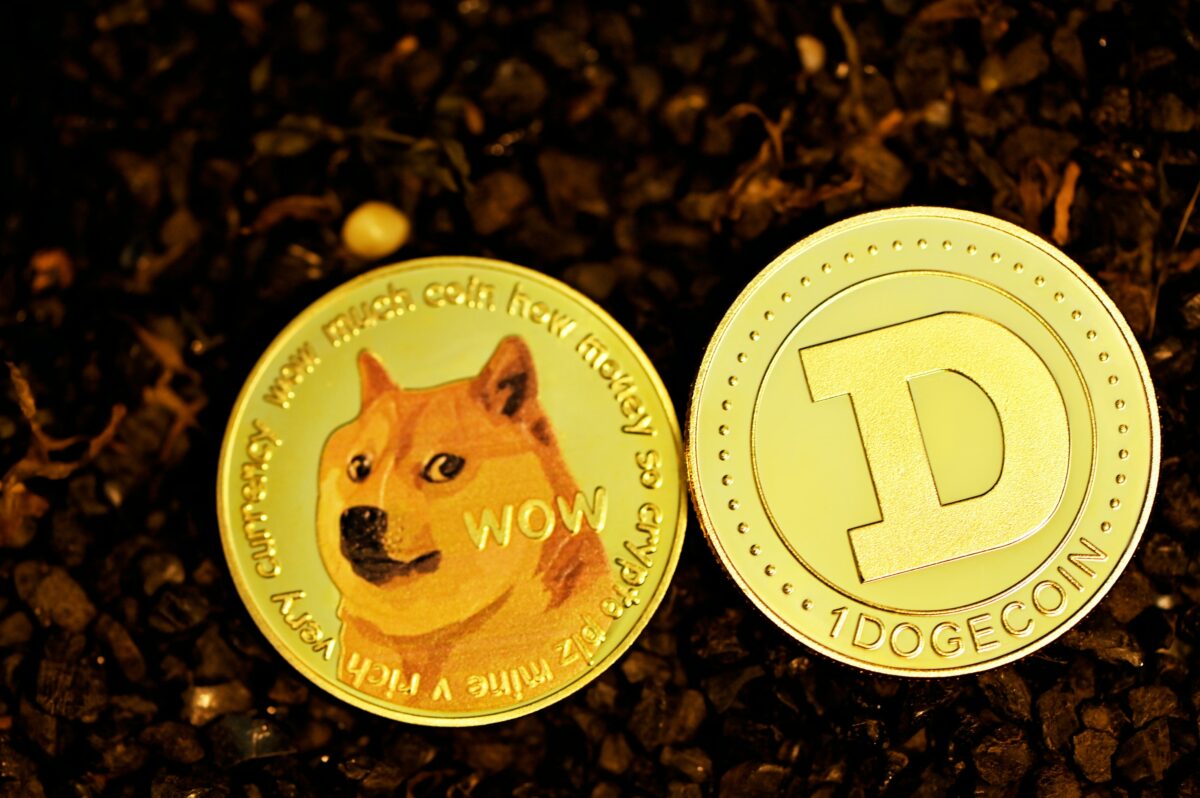 Dogecoin symbolisch auf Münze gedruckt