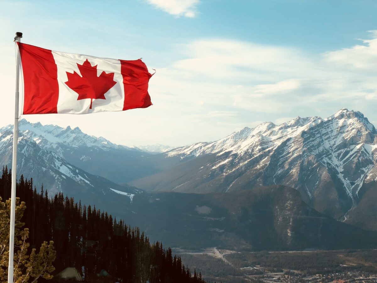 Kanada-Flagge vor Bergkulisse
