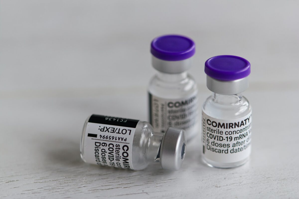 Impfstoffdosen mit Comirnaty von BioNTech