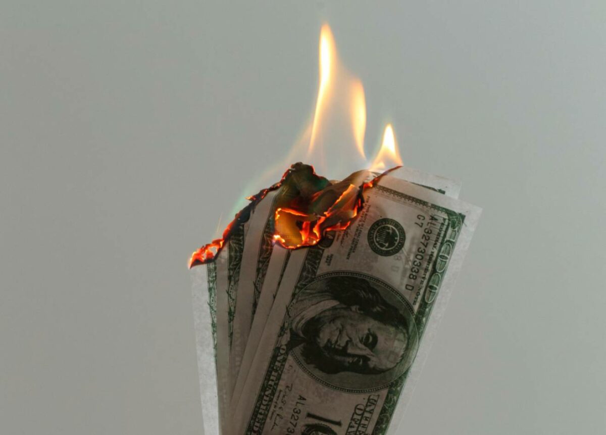Brennende Dollar-Scheine als Symbol für Inflation