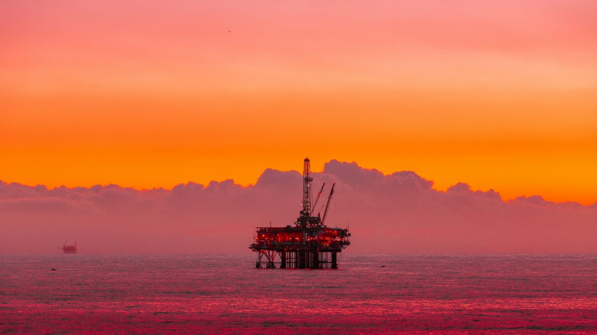 Eine Öl-Bohrinsel im Meer