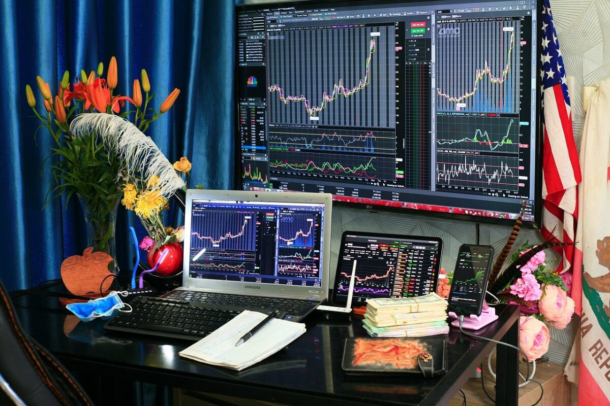 Mehrere Bildschirme mit Börsenkursen