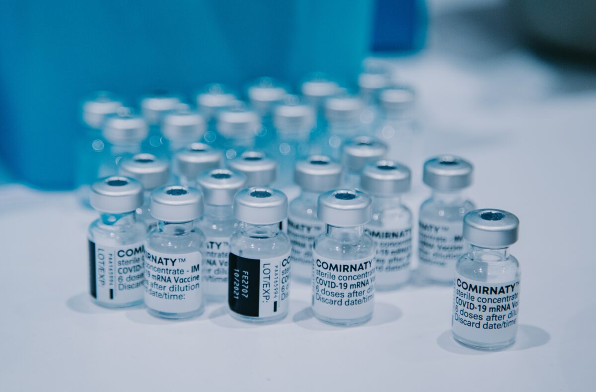 Impfstoffdosen von BioNTech und Pfizer