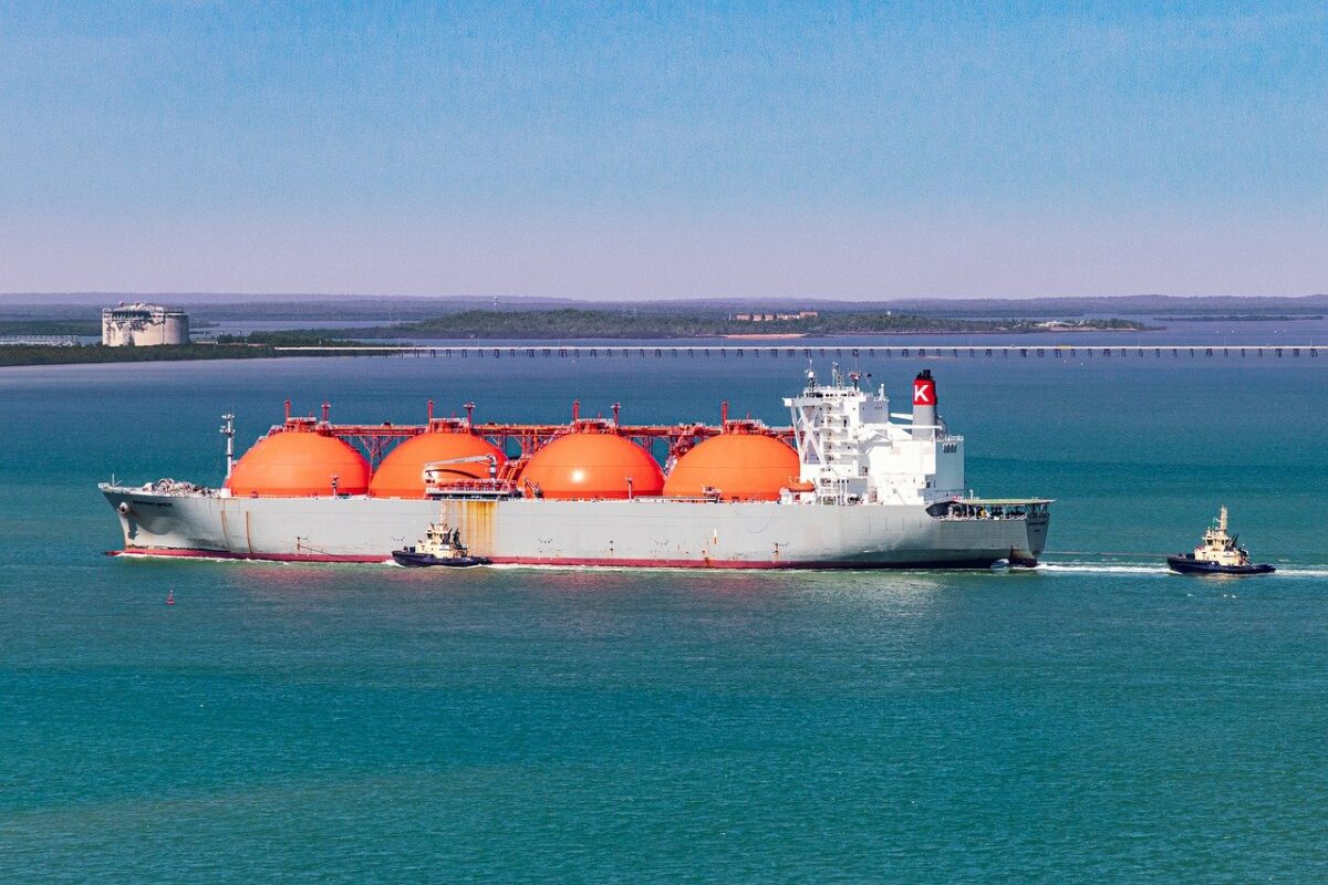 Tanker transportiert LNG
