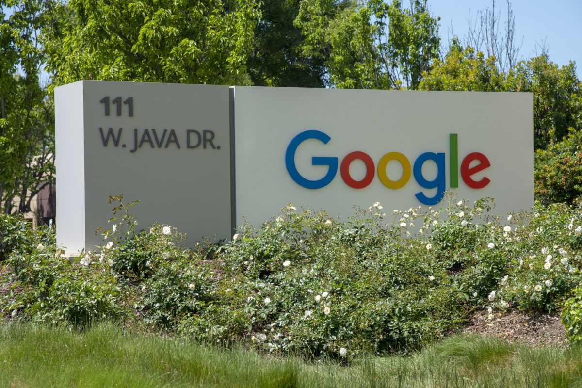 Google-Logo an Einfahrt