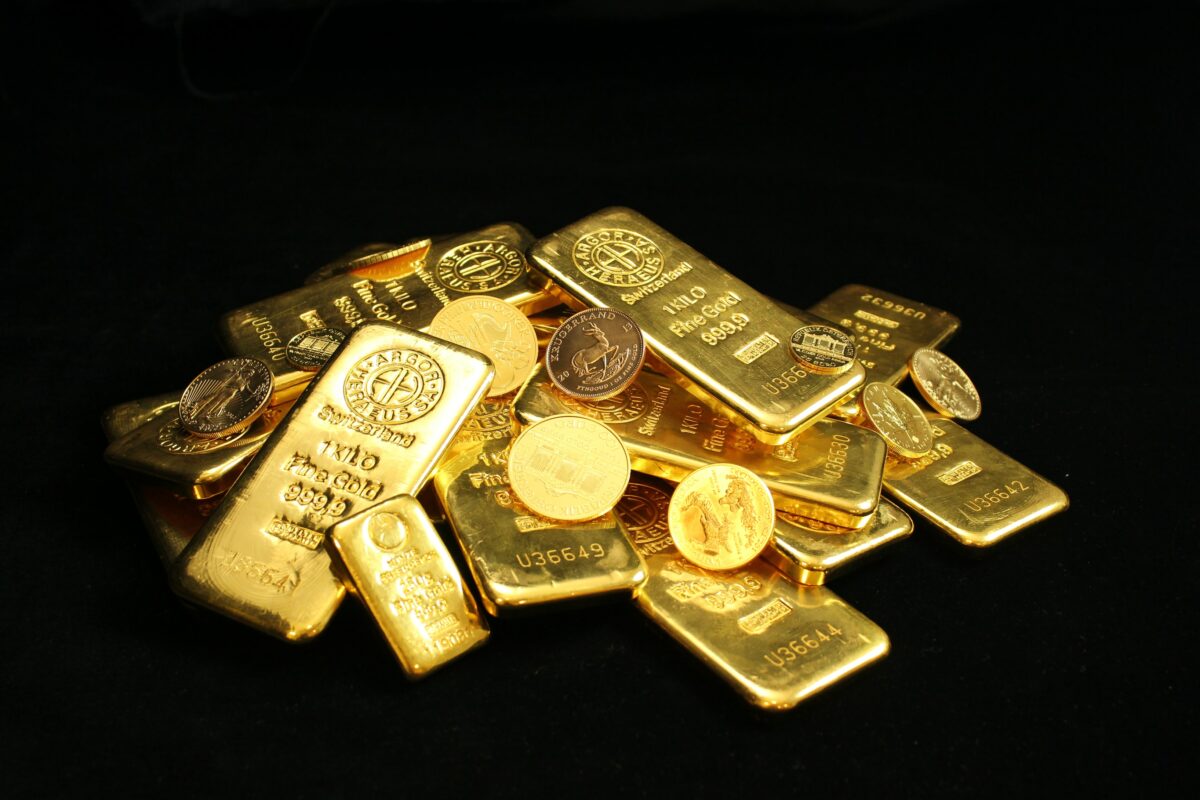 Gold-Barren und Münzen