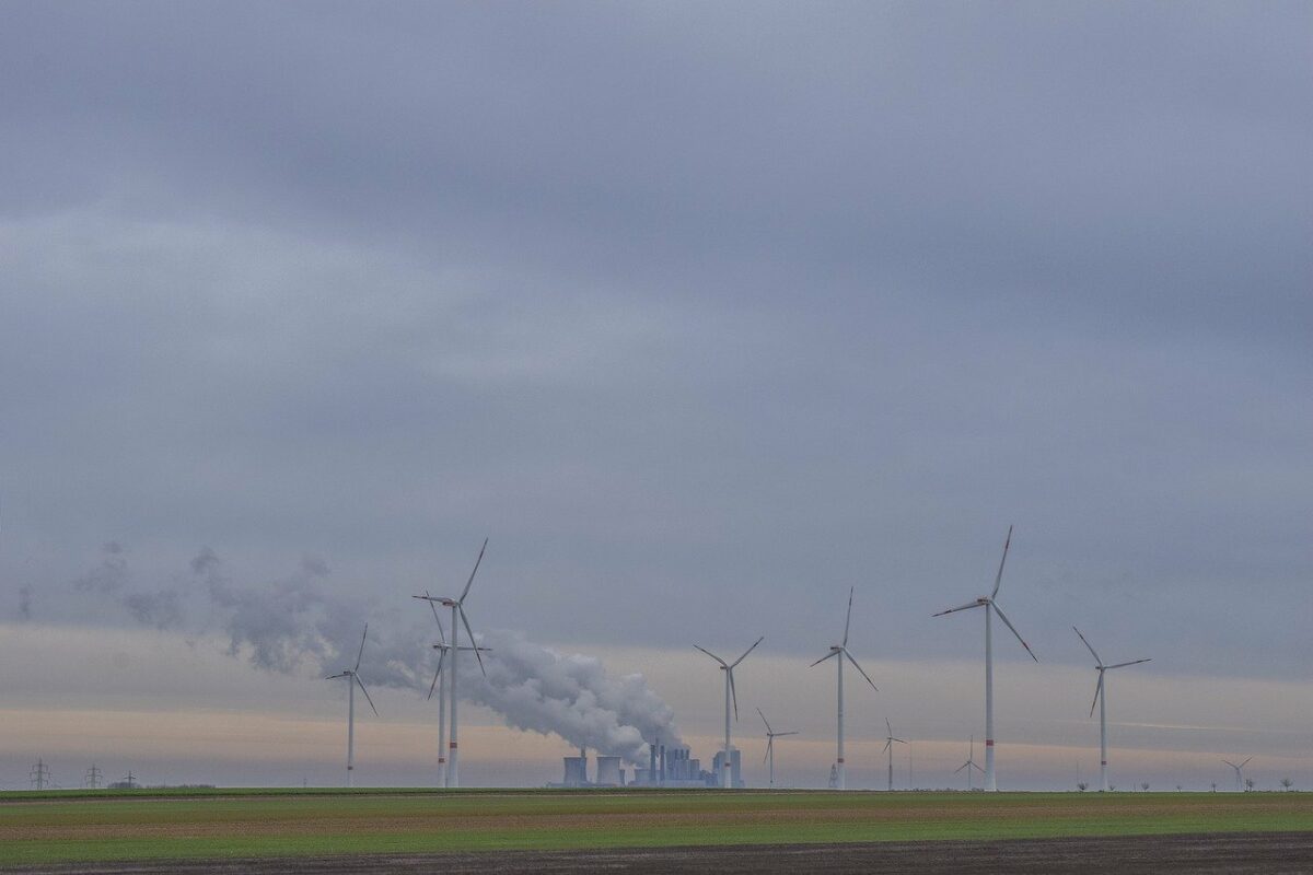 Kohlekraftwerk und Windräder zur Stromerzeugung