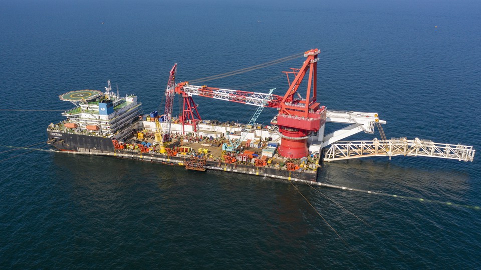 Schiff verlegt Rohre für Nord Stream 2