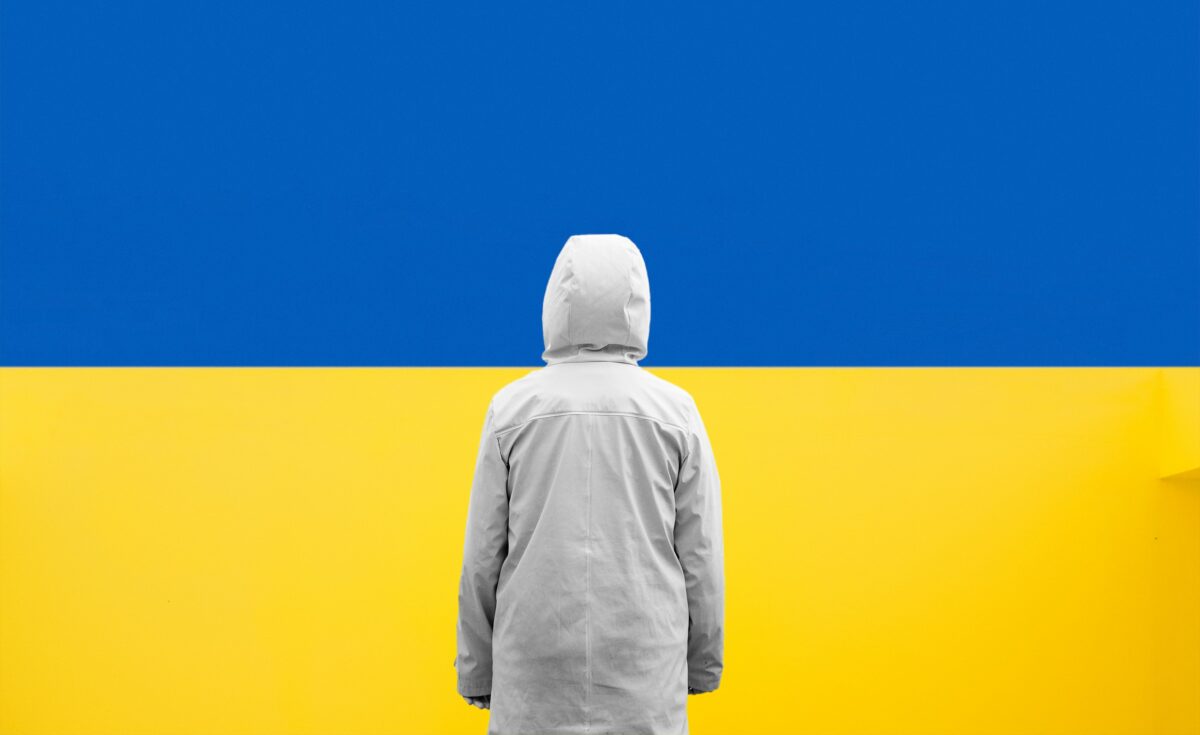 Mensch vor Ukraine-Flagge