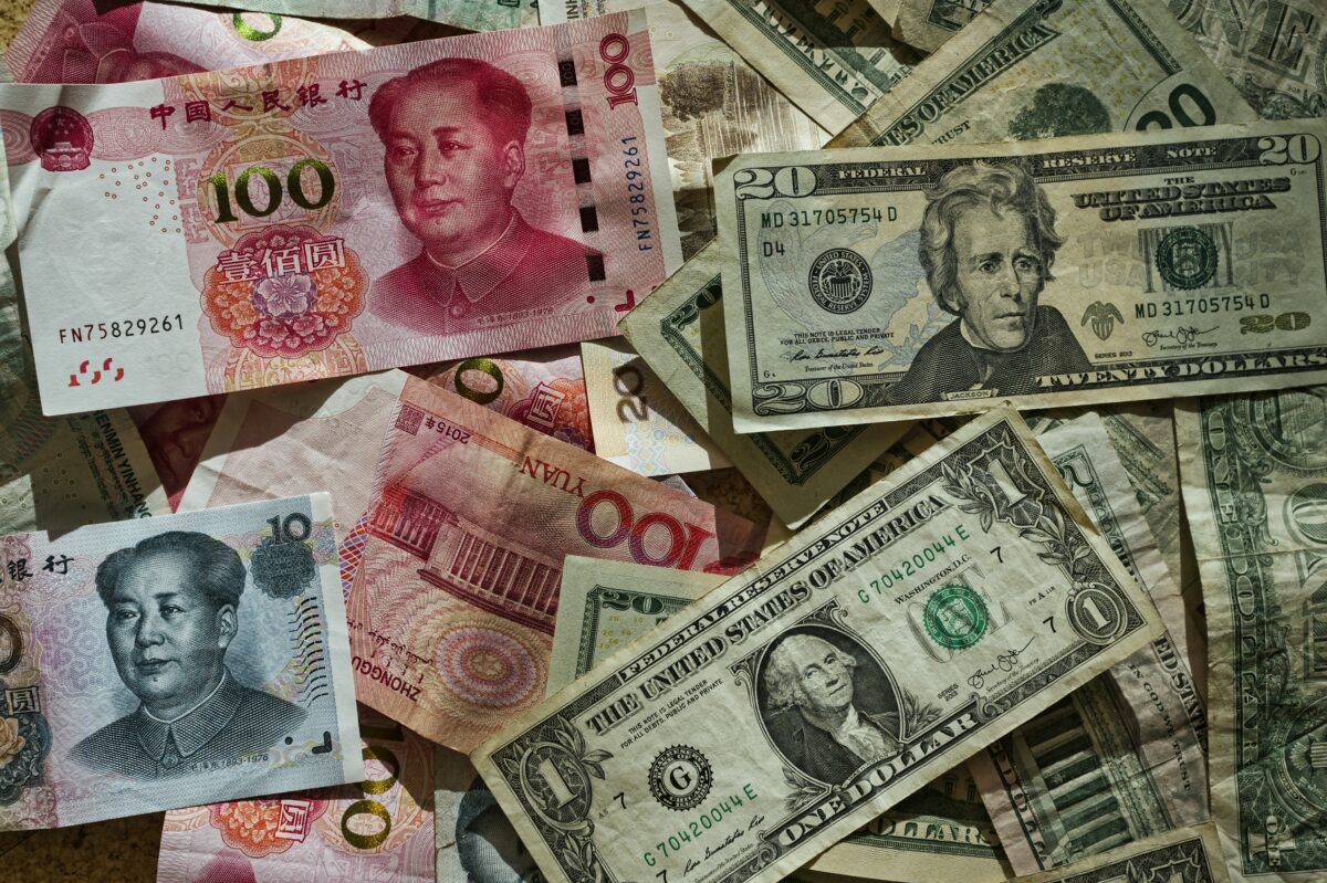 Geldscheine in Yuan und US-Dollar