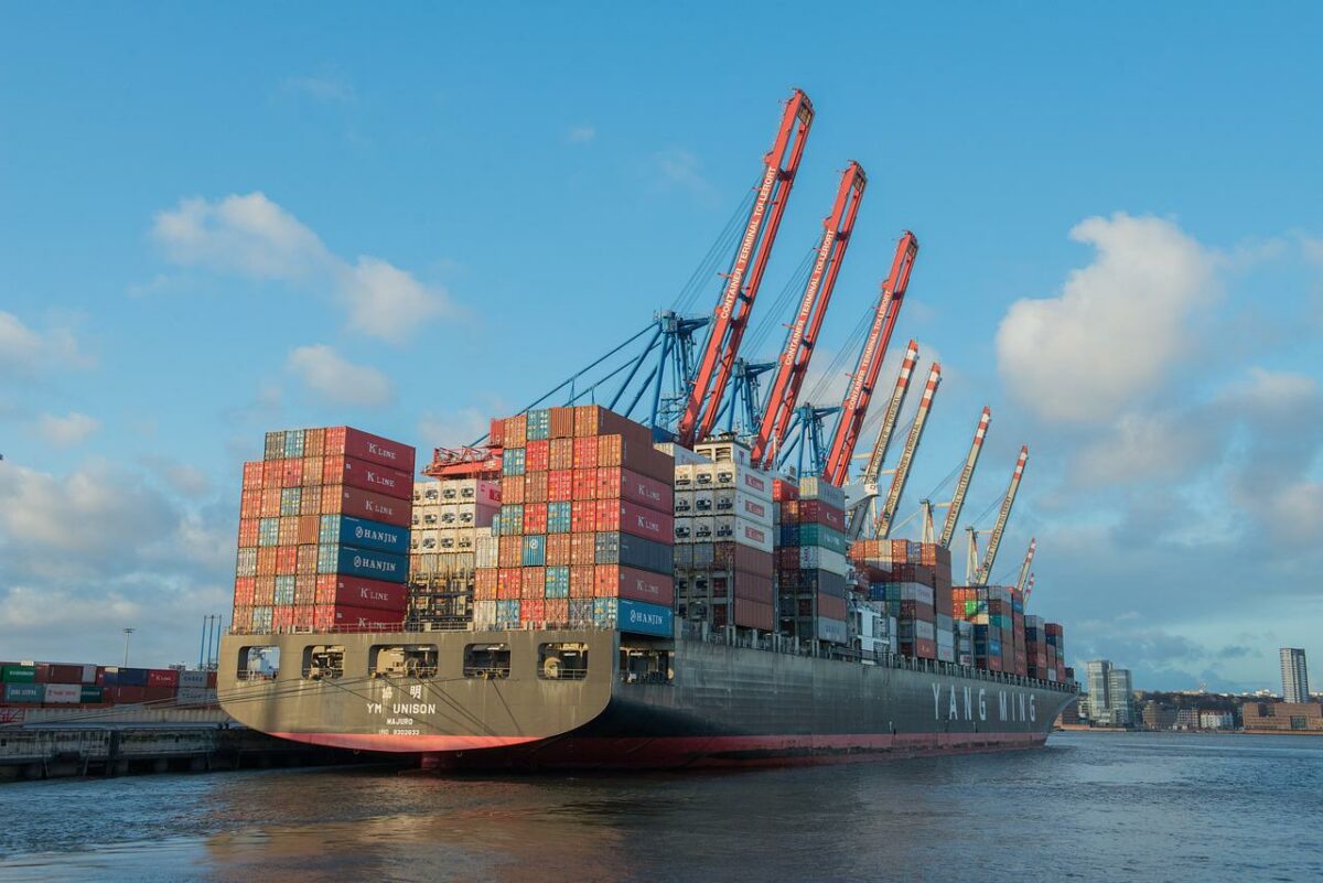 Hamburger Hafen mit Containerschiff