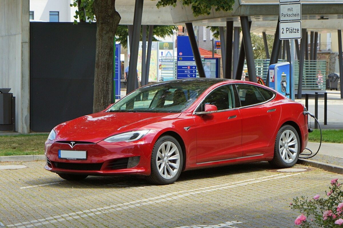 Tesla-Auto an einer Ladestation