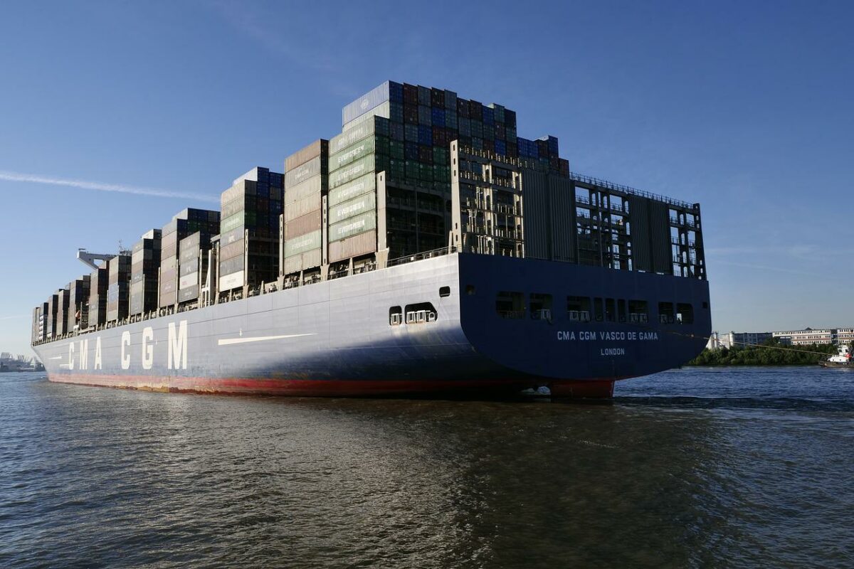 Exporte über ein Containerschiff im Hamburger Hafen