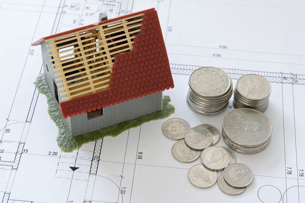 Symbolbild der Immobilienblase mit Haus und Geld
