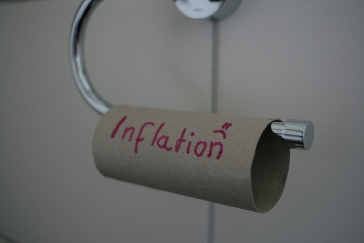 Leere Klorolle mit der Aufschrift Inflation