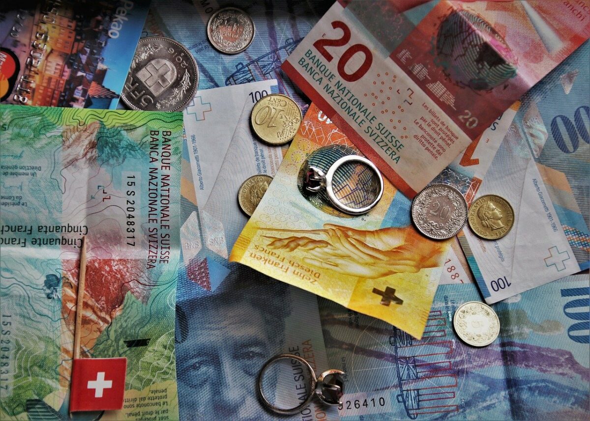 Schweizer Franken-Geldscheine und Münzen