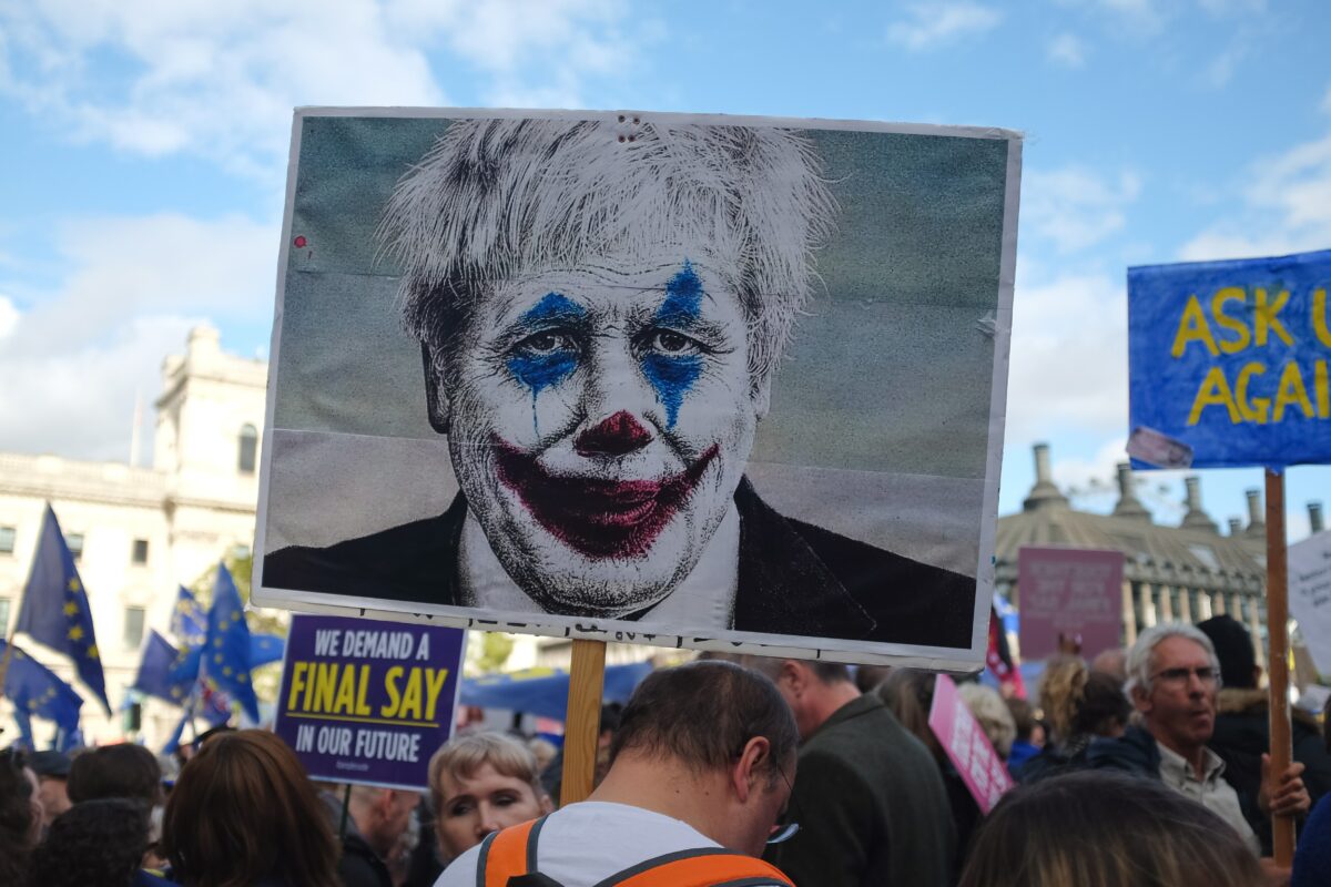 Boris Johnson als Karikatur auf einem Protestplakat