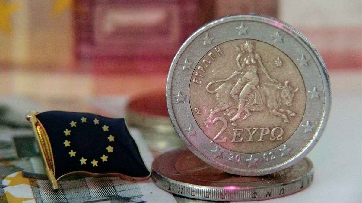 EU-Fahne und Euro-Münze als Symbole für die EZB