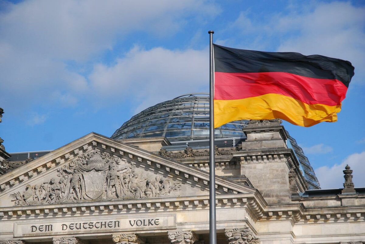 Deutschland-Flagge vor Bundestag