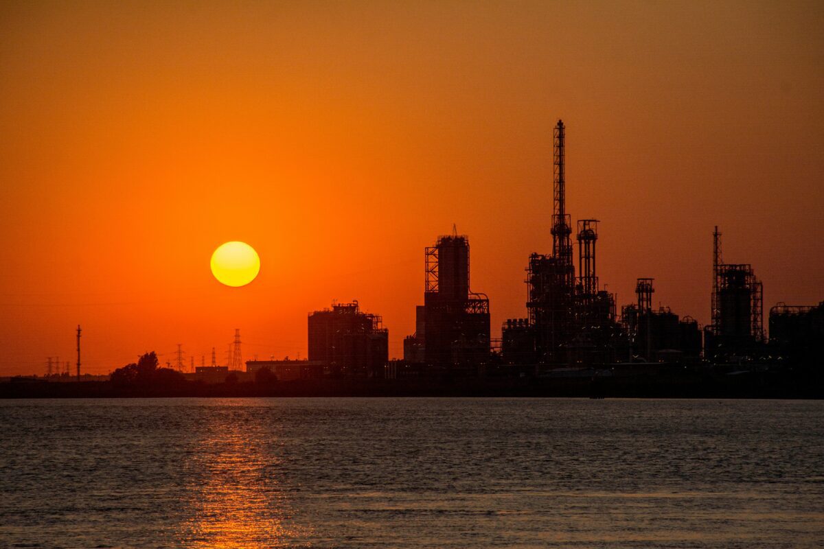 Industrieanlagen und Sonnenuntergang