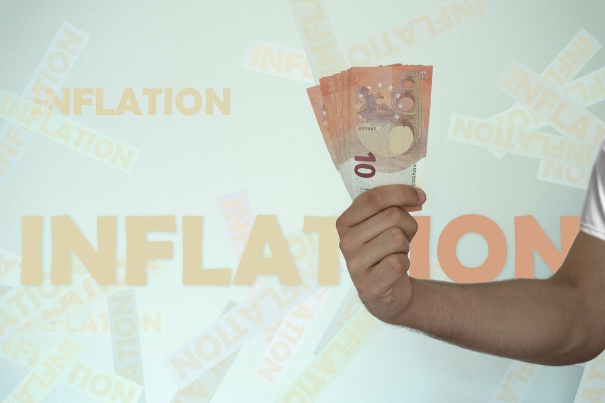 Inflation Schriftzug und Geldscheine
