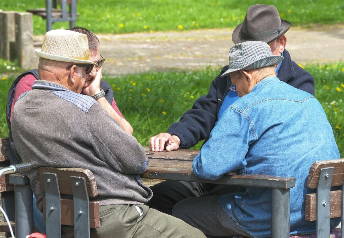 Rentner an einem Tisch