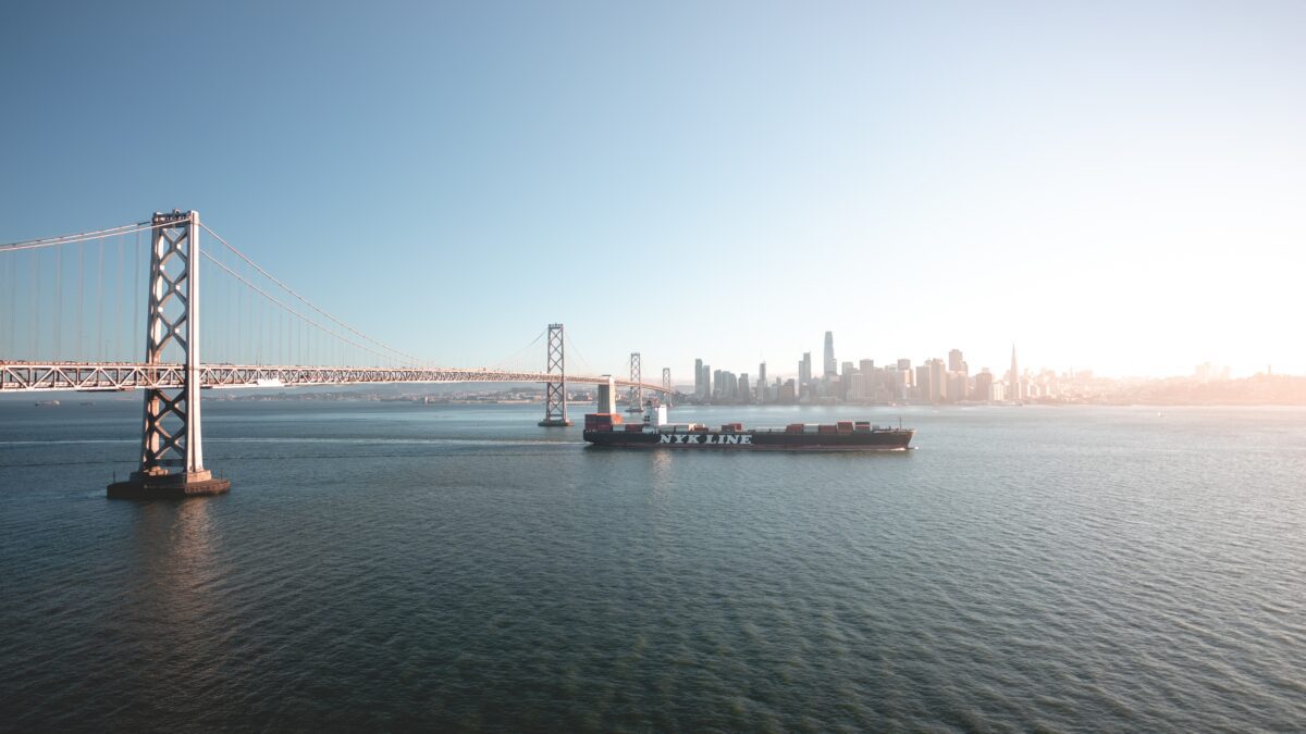 Containerschiff in der Bucht von San Francisco