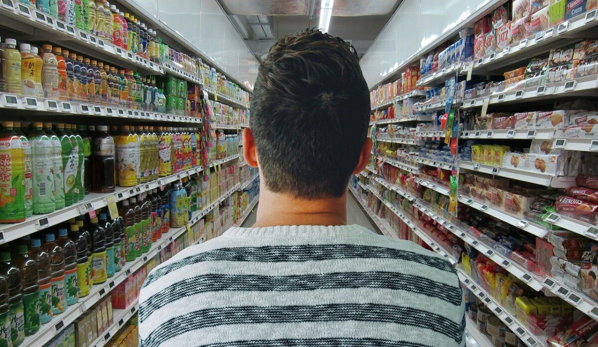 Mann schaut in Supermarktregale