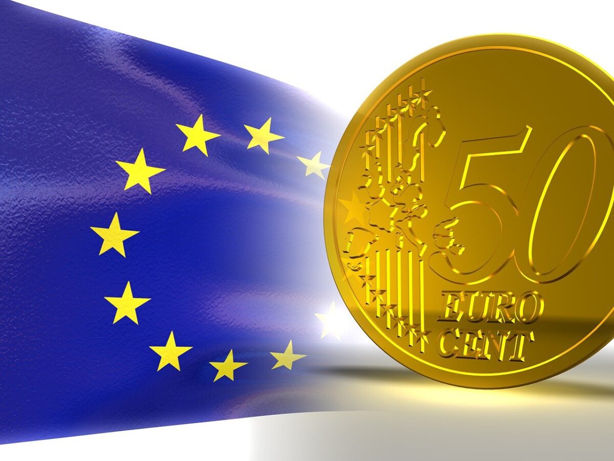 EU-Flagge und Euro-Münze