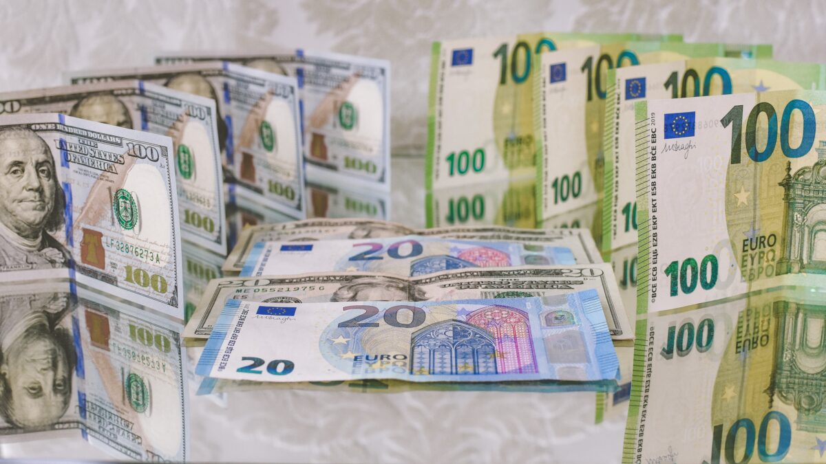 Euro und US-Dollar Geldscheine